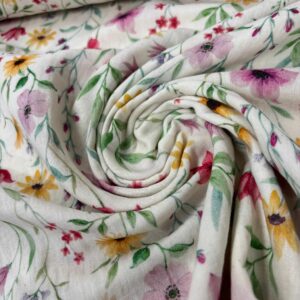 Muselina de algodón con diseño floral, ideal para decorar espacios con estilo y elegancia.