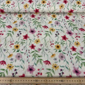 Muselina de algodón con diseño floral, ideal para decorar espacios con estilo y elegancia.