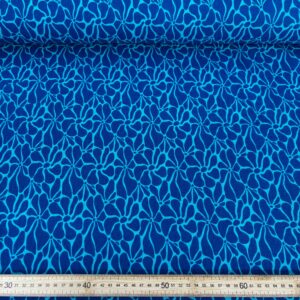 Muselina estampada con patrón floral en tonos azules, ideal para proyectos de verano.