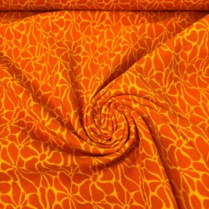 Muselina estampada con patrón floral en tonos naranja y amarillo, ideal para proyectos de verano.