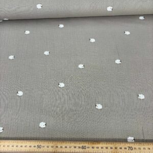 Tejido decorativo con estampado de pequeñas flores blancas para tapicería y decoración.