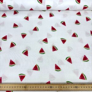 Muselina de algodón con estampado de mini sandías en fondo blanco.