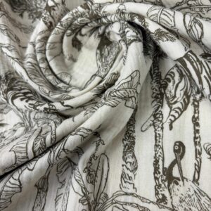 Muselina de algodón con estampado de selva y animales, incluyendo tigres y aves exóticas, en tonos negros y blanco.