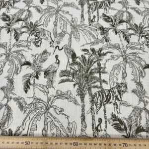Muselina de algodón con estampado de selva y animales, incluyendo tigres y aves exóticas, en tonos negros y blanco.