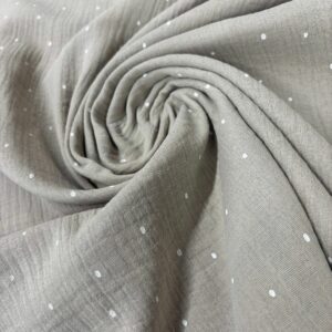 Tela de algodón gris con lunares blancos, ideal para confección y manualidades.