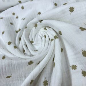 Muselina de algodón blanco con diseño de tréboles en color verde, ideal para accesorios de moda y est.