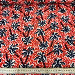 Muselina de algodón con estampado tropical en rojo y azul, ideales para confección de prendas y accesor.