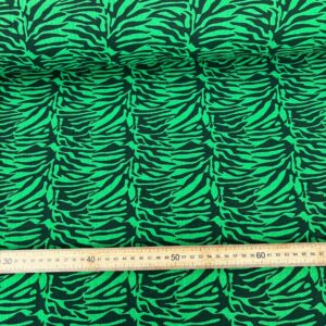 Muselina de animal print zebra en tonos verdes, ideal para confección y decoración.