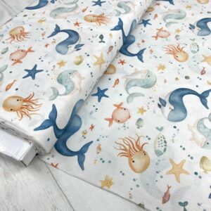 Tela de algodón con diseño de animales marinos para niños, ideal para proyectos creativos y decorati.