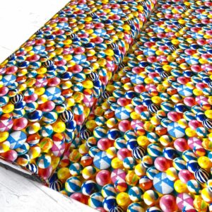 Bolas de algodón multicolores para decoración y manualidades.