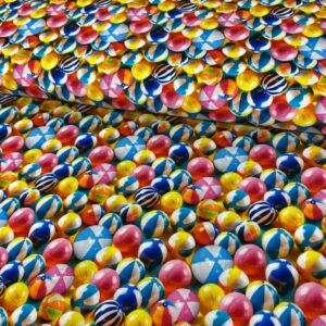 Alfombra de bolas de colores vibrantes para juegos y eventos infantiles.