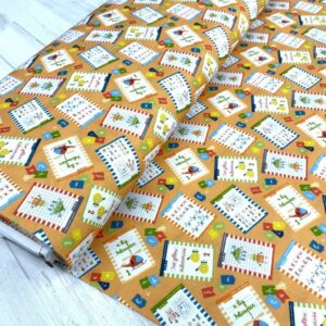 Funda de algodón con estampado de lapiceros y notas musicales, ideal para proteger y decorar objetos.