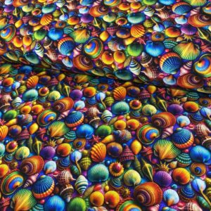 Algodón tipo popelín con estampado de de caracolas en colores vivos. Ideal para confecciones de verano.