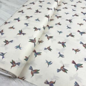 Estampado de colibríes en papel de algodón, ideal para manualidades y decoraciones en Totatela Grano.