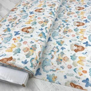 Tela de algodón infantil con unicornios, nubes y flores en tonos pastel.