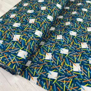 Papel de regalo con diseño de lápices de colores y notas musicales, ideal para envolver regalos crea.