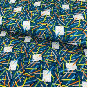 Tela con patrón de lápices de colores sobre algodón, ideal para manualidades.