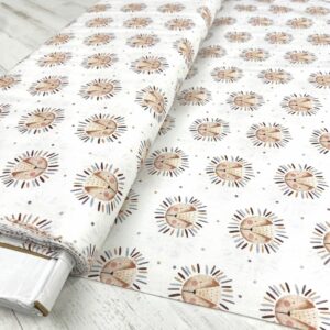 Cinta de algodón con estampado de lapiceros en tonos neutros, ideal para manualidades y decoraciones.