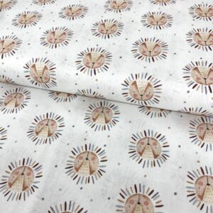 Tela de algodón con estampado de leones, ideal para proyectos de manualidades y lapiceros.