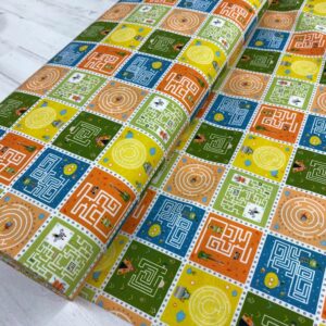 Textil de algodón con diseño de laberintos y lapiceros en colores vibrantes.