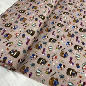 Papel decorativo con ovillos de algodón, agujas y carretes de hilo en tonos variados.