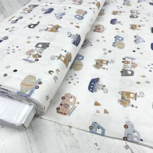 Tela de algodón con estampado de coches y vehículos para proyectos creativos.