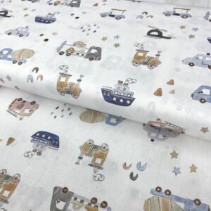 Alto contenido de algodón con estampado de trenes y vehículos para niños. Ideal para proyectos de co.