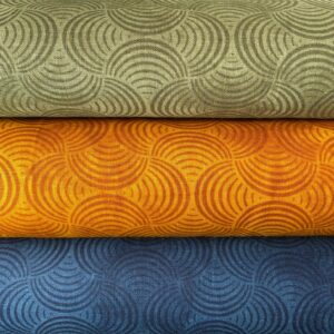 Muestra de tejidos decorativos Totatela Granollers en colores verde, naranja y azul con patrones cir.