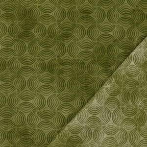 Cortina decorativa con diseño de círculos en tonos verdes y beige, ideal para decorar espacios en Gr.