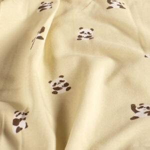Panda de tela con estampado de pandas en fondo beige, ideal para proyectos de costura y decoración.