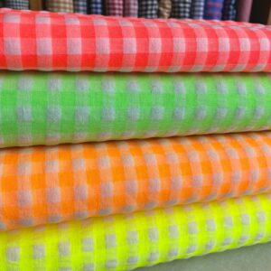 Cortina de tela a cuadros en colores vibrantes para decoración de interiores en Granollers.