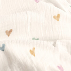 Ropa de cuna con corazones de colores para bebé, suave y cómoda.