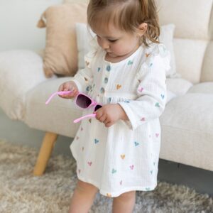 Vestido infantil con corazones de colores para niñas, ideal para ocasiones casuales y juegos en casa.