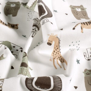 Cojín infantil con diseño de animales en tonos neutros, ideal para decorar habitaciones infantiles e.